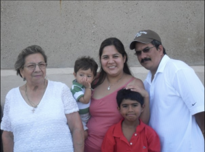 Mi Abuelita Choco con mis papas, Josecarlos y yo. Cortesía de Maru Guevara-Barksdale.
