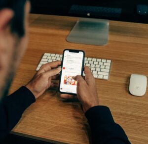 Un hombre mira su news feed. Charles Deluvio via Unsplash.